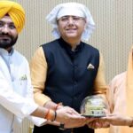 सीएम योगी को निमंत्रण देते अमन अरोड़ा और तरुनप्रीत सौंद