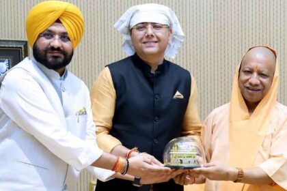 सीएम योगी को निमंत्रण देते अमन अरोड़ा और तरुनप्रीत सौंद