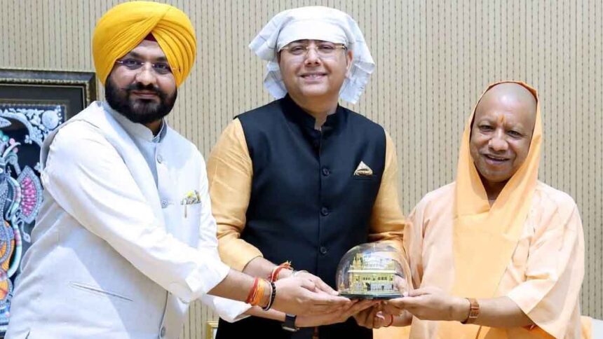 सीएम योगी को निमंत्रण देते अमन अरोड़ा और तरुनप्रीत सौंद