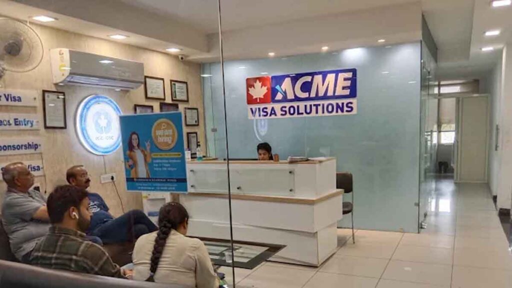 Jalandhar: जालंधर में Acme Visa Solution के मालिक संदीप जैन ने की 30 लाख रुपए की ठगी, रिटायर फौजियों ने दफ्तर घेरा