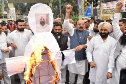Effigy of Raja Warring was burned in Jalandhar