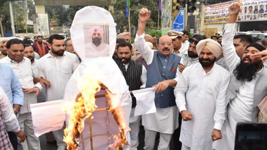 Effigy of Raja Warring was burned in Jalandhar