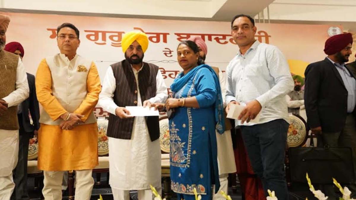 CM Mann distributed cheques