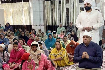 Guru Nanak Jayanti 2025: प्रकाश पर्व पर नितिन कोहली ने शहर के गुरुद्वारों में नत-मस्तक होकर मांगी सबके लिए मांगी शांति, सुख और खुशहाली