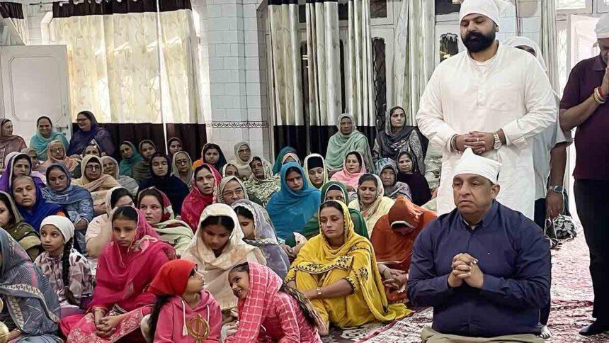 Guru Nanak Jayanti 2025: प्रकाश पर्व पर नितिन कोहली ने शहर के गुरुद्वारों में नत-मस्तक होकर मांगी सबके लिए मांगी शांति, सुख और खुशहाली