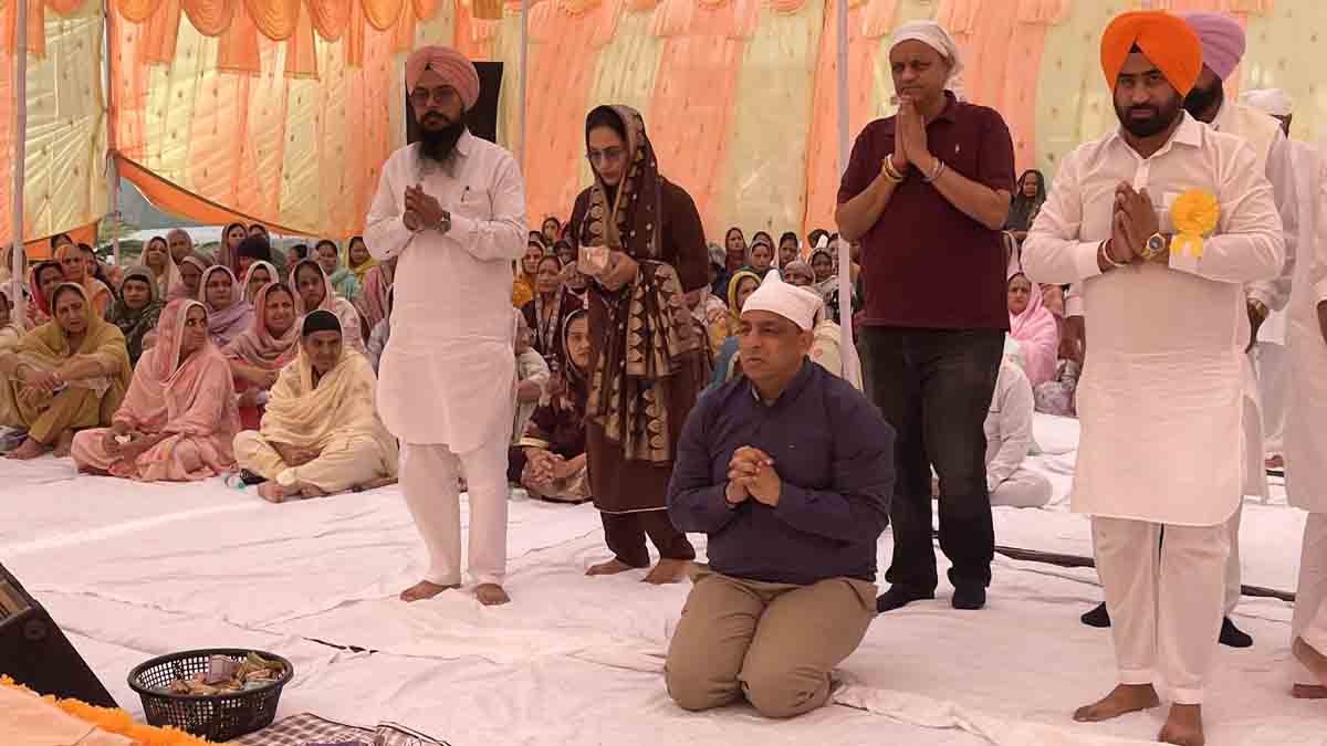 Guru Nanak Jayanti 2025: प्रकाश पर्व पर नितिन कोहली ने शहर के गुरुद्वारों में नत-मस्तक होकर मांगी सबके लिए मांगी शांति, सुख और खुशहाली