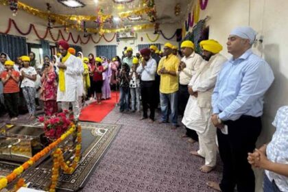 Harbhajan Singh ETO pays obeisance at the Gurudwara
