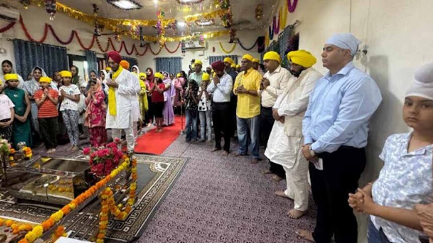 Harbhajan Singh ETO pays obeisance at the Gurudwara