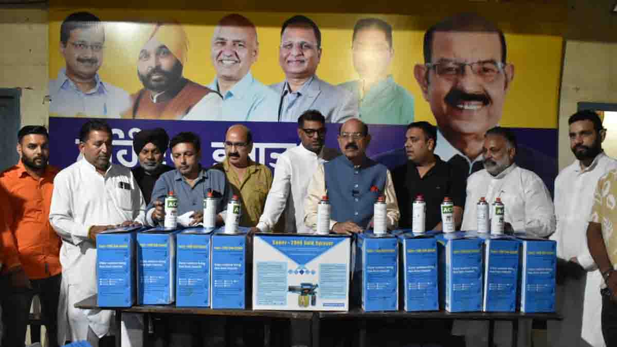 कैबिनेट मंत्री मोहिंदर भगत ने मच्छरों को फैलने से रोकने के लिए पार्षदों को 32 नई फॉगिंग मशीनें सौंपीं