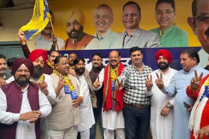 तरनतारन जीत पर जालंधर में जश्न, कैबिनेट मंत्री मोहिंदर भगत ने बांटे लड्डू