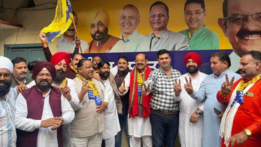तरनतारन जीत पर जालंधर में जश्न, कैबिनेट मंत्री मोहिंदर भगत ने बांटे लड्डू