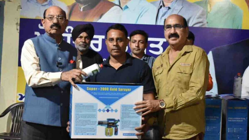 कैबिनेट मंत्री मोहिंदर भगत ने मच्छरों को फैलने से रोकने के लिए पार्षदों को 32 नई फॉगिंग मशीनें सौंपीं