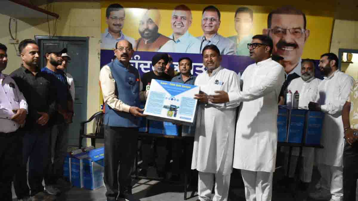 कैबिनेट मंत्री मोहिंदर भगत ने मच्छरों को फैलने से रोकने के लिए पार्षदों को 32 नई फॉगिंग मशीनें सौंपीं