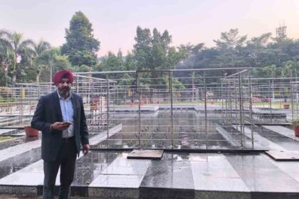 सीनियर डिप्टी मेयर बलबीर सिंह बिट्टू नेहरू गार्डन का निरीक्षण करते हुए