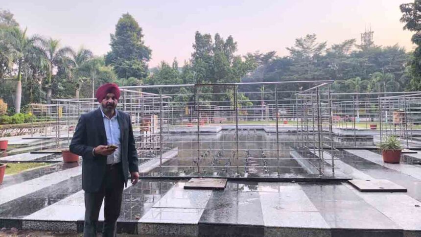 सीनियर डिप्टी मेयर बलबीर सिंह बिट्टू नेहरू गार्डन का निरीक्षण करते हुए
