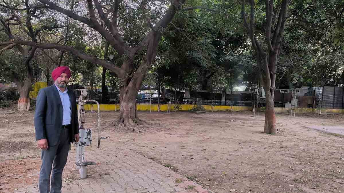 सीनियर डिप्टी मेयर बलबीर सिंह बिट्टू नेहरू गार्डन का निरीक्षण करते हुए