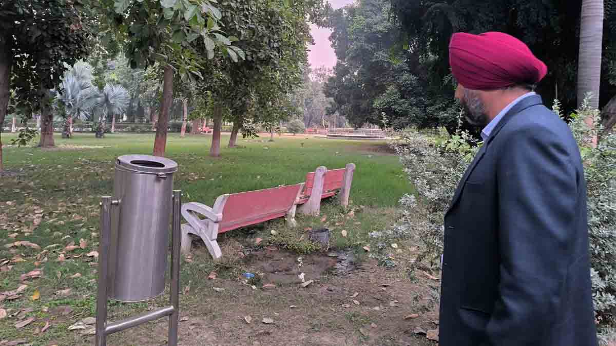 सीनियर डिप्टी मेयर बलबीर सिंह बिट्टू नेहरू गार्डन का निरीक्षण करते हुए