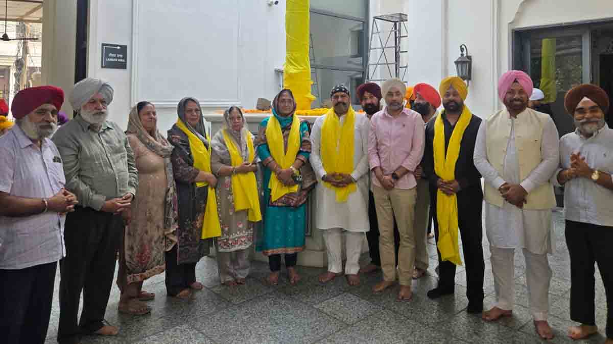 पूर्व सांसद सुशील रिंकू ने शहर के अलग अलग गुरुघरों में टेका मत्था