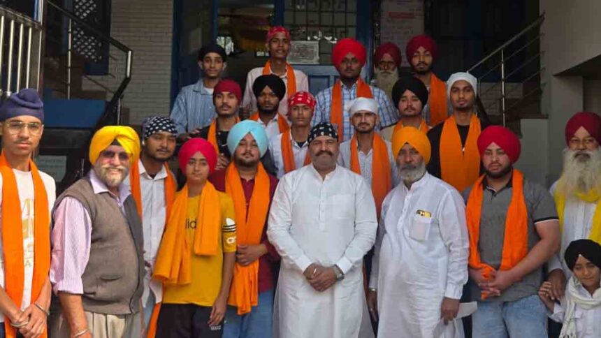 पूर्व सांसद सुशील रिंकू ने शहर के अलग अलग गुरुघरों में टेका मत्था