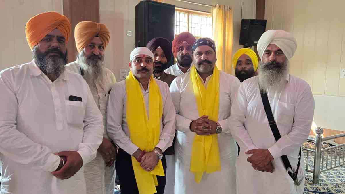 पूर्व सांसद सुशील रिंकू ने शहर के अलग अलग गुरुघरों में टेका मत्था