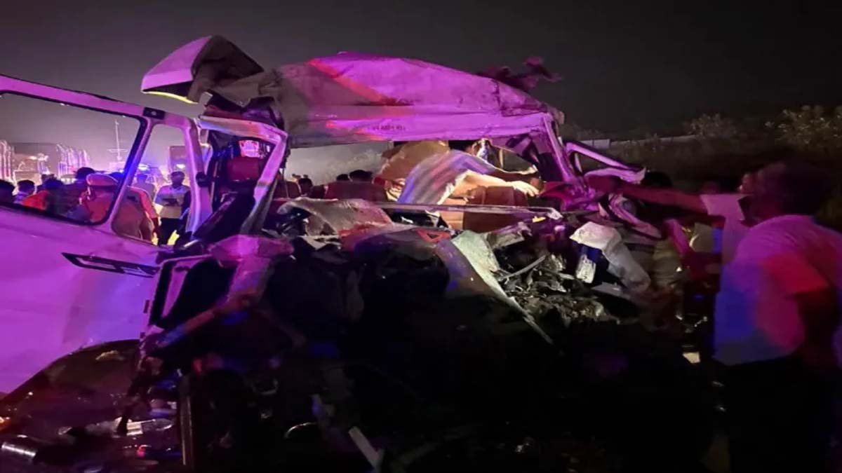 Tempo Traveller rams into parked trailer in Rajasthan