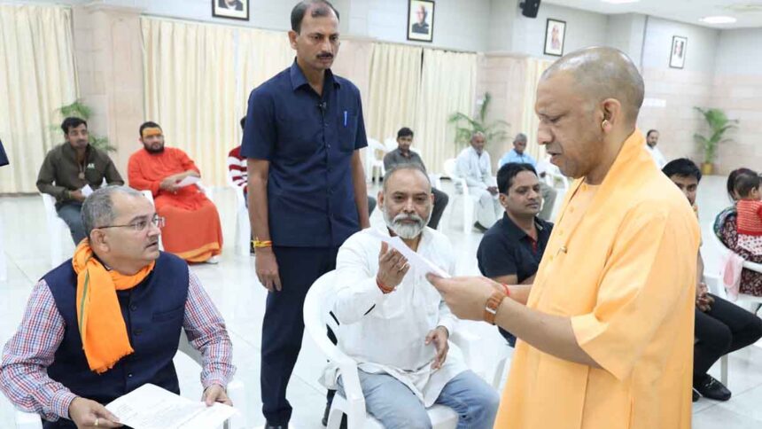 सीएम योगी ने किया जनता दर्शन