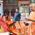 जनता दर्शन में सीएम योगी आदित्यनाथ