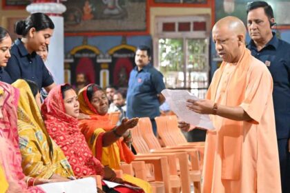 जनता दर्शन में सीएम योगी आदित्यनाथ