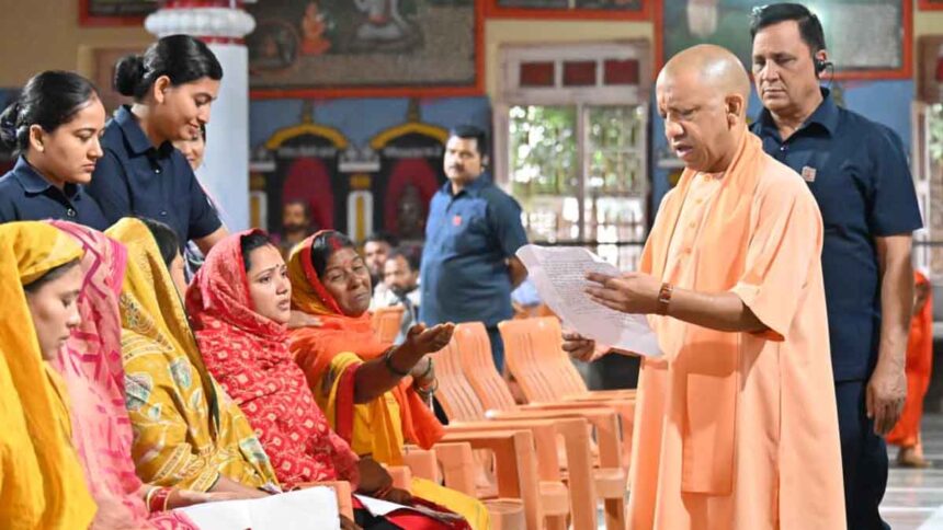 जनता दर्शन में सीएम योगी आदित्यनाथ