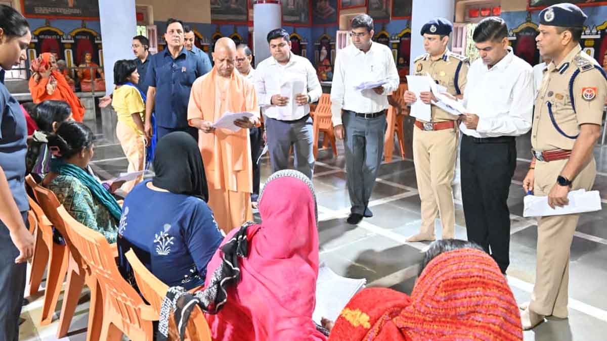 जनता दर्शन में सीएम योगी आदित्यनाथ