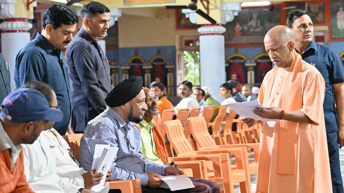जनता दर्शन में सीएम योगी आदित्यनाथ
