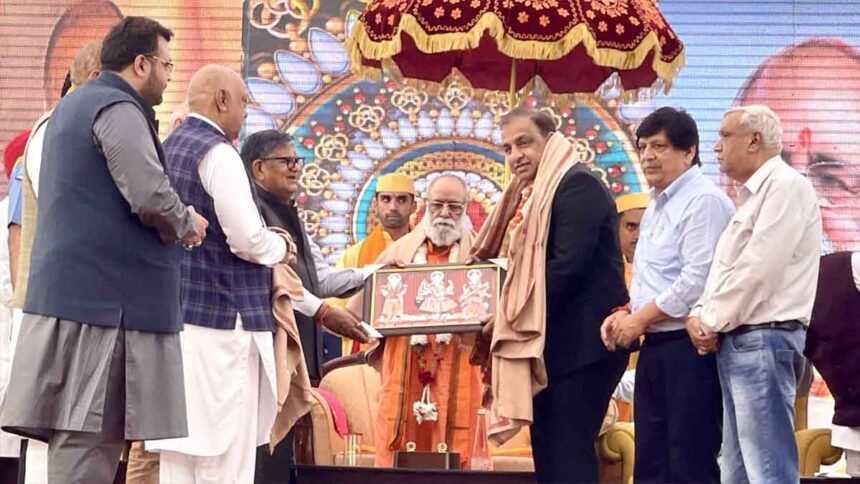 शक्तिपीठ श्री देवी तालाब मंदिर में कार सेवा के दौरान राज्यपाल से लेकर मंत्री तक हुए शामिल