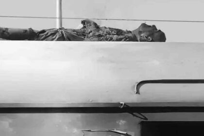 ट्रेन की छत पर जिंदा जला व्यक्ति