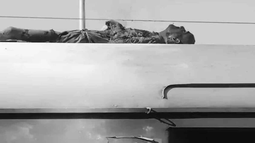 ट्रेन की छत पर जिंदा जला व्यक्ति