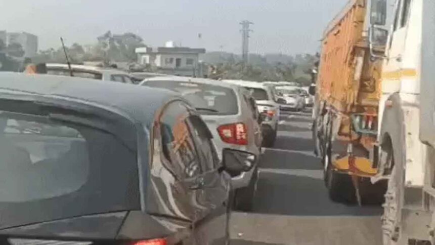 हाईवे पर लगा लंबा जाम