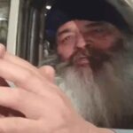 सिख जत्थेबंदियों से माफी मांगता व्यक्ति