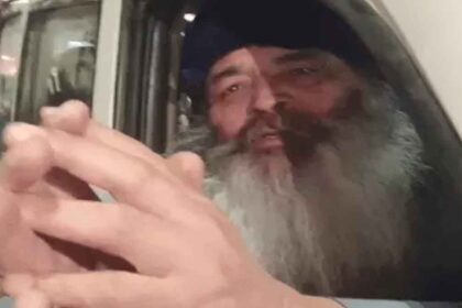 सिख जत्थेबंदियों से माफी मांगता व्यक्ति