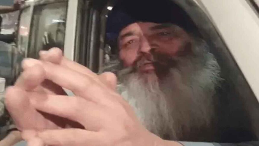 सिख जत्थेबंदियों से माफी मांगता व्यक्ति