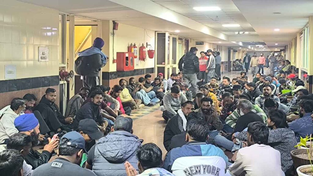 Jalandhar News: जालंधर नगर निगम में हड़ताल जारी, मुलाजिमों ने कमिश्नर दफ्तर के बाहर लगाया धरना, मेयर ने बुलाई अहम मीटिंग Jalandhar News: जालंधर नगर निगम में हड़ताल जारी, मुलाजिमों ने कमिश्नर दफ्तर के बाहर लगाया धरना, मेयर ने बुलाई अहम मीटिंग