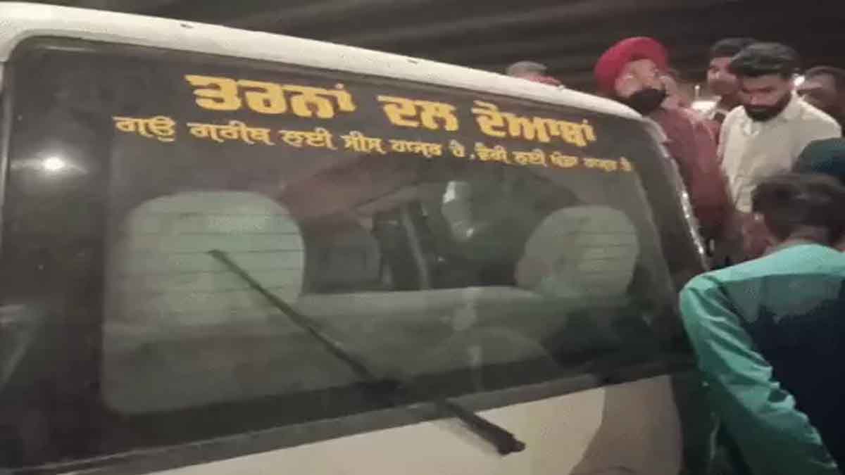 इस गाड़ी में सवार था व्यक्ति