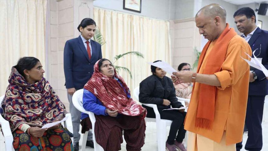 सीएम योगी ने प्रत्येक पीड़ित की सुनी शिकायतें