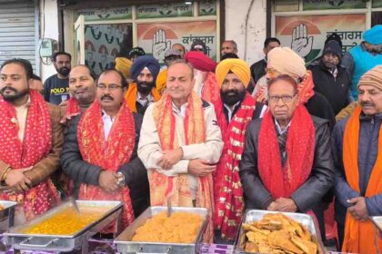 जालंधर कांग्रेस के वाइस प्रेसीडैंट और वार्ड-20 के प्रभारी दीनानाथ प्रधान की अगुवाई में लंगर का आयोजन