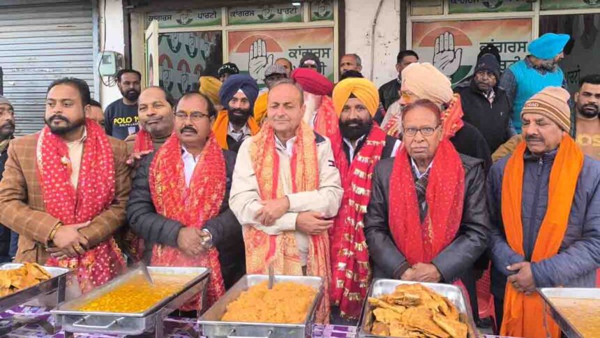 जालंधर कांग्रेस के वाइस प्रेसीडैंट और वार्ड-20 के प्रभारी दीनानाथ प्रधान की अगुवाई में लंगर का आयोजन