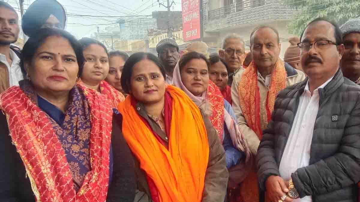 जालंधर कांग्रेस के वाइस प्रेसीडैंट और वार्ड-20 के प्रभारी दीनानाथ प्रधान की अगुवाई में लंगर का आयोजन