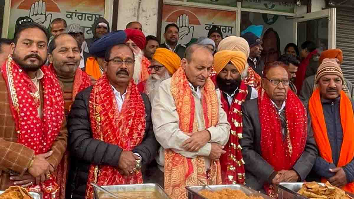 जालंधर कांग्रेस के वाइस प्रेसीडैंट और वार्ड-20 के प्रभारी दीनानाथ प्रधान की अगुवाई में लंगर का आयोजन