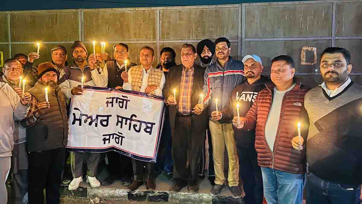Jalandhar News: जागो मेयर जागो- Ex MLA राजिंदर बेरी के साथ कांग्रेसियों ने किया अनोखा विरोध प्रदर्शन, देखें तस्वीरें