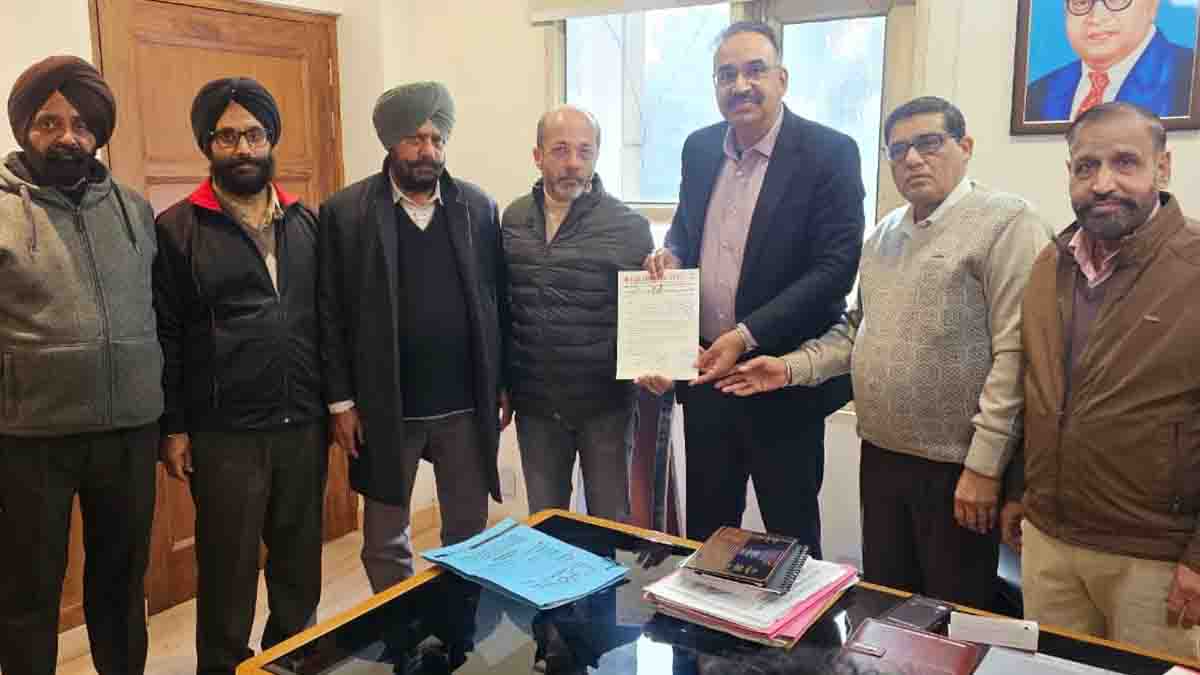 निगम कमिश्नर को शिकायत पत्र सौंपते संत नगर वेलफेयर सोसाइटी के लोग