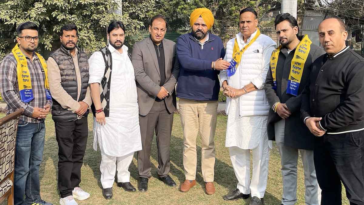 हरपाल मिंटू ने सीएम हाउस में पार्टी की सदस्यता ग्रहण की