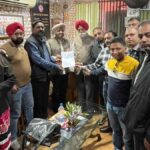 चुनाव अधिकारी को मांग पत्र सौंपते फ्रीडम ग्रुप के पत्रकार