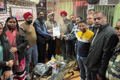 चुनाव अधिकारी को मांग पत्र सौंपते फ्रीडम ग्रुप के पत्रकार